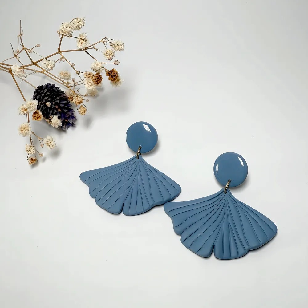 Boucles d’oreilles Olya – Bijou feuille sculptée & léger fait main | Colibri & Papillon