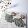 Boucles d’oreilles Olya – Bijou feuille sculptée & léger fait main | Colibri & Papillon