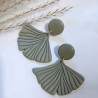 Boucles d’oreilles Olya – Bijou feuille sculptée & léger fait main | Colibri & Papillon