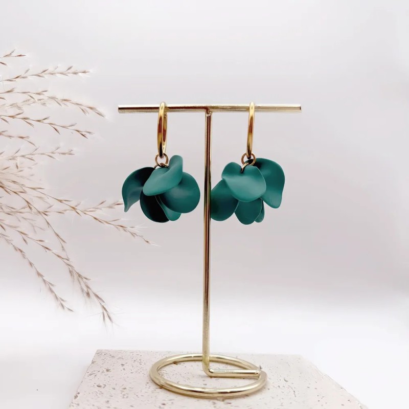 Boucles Azalée – Fleur sculptée légère faite à la main & anneau doré | Colibri & Papillon