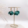 Boucles Azalée – Fleur sculptée légère faite à la main & anneau doré | Colibri & Papillon
