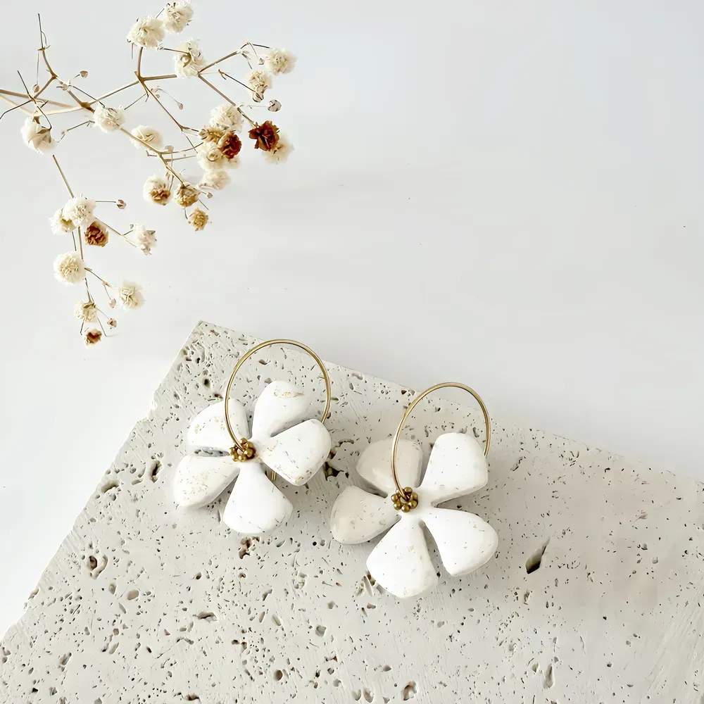 Boucles d'oreilles Ysalia – Boucles fleur légères, artisanales & dorées | Colibri & Papillon