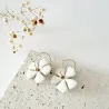 Boucles d'oreilles Ysalia – Boucles fleur légères, artisanales & dorées | Colibri & Papillon