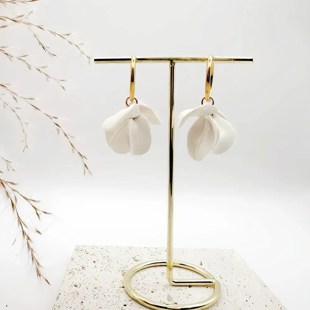 Boucles Azalée – Fleur sculptée légère faite à la main & anneau doré | Colibri & Papillon