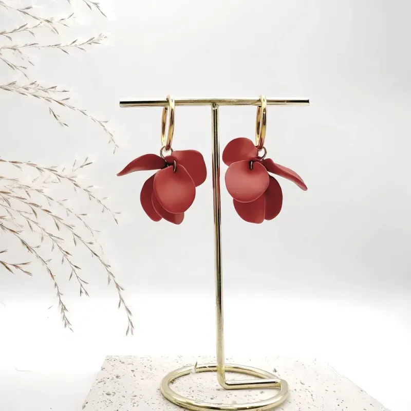 Boucles Azalée – Fleur sculptée légère faite à la main & anneau doré | Colibri & Papillon