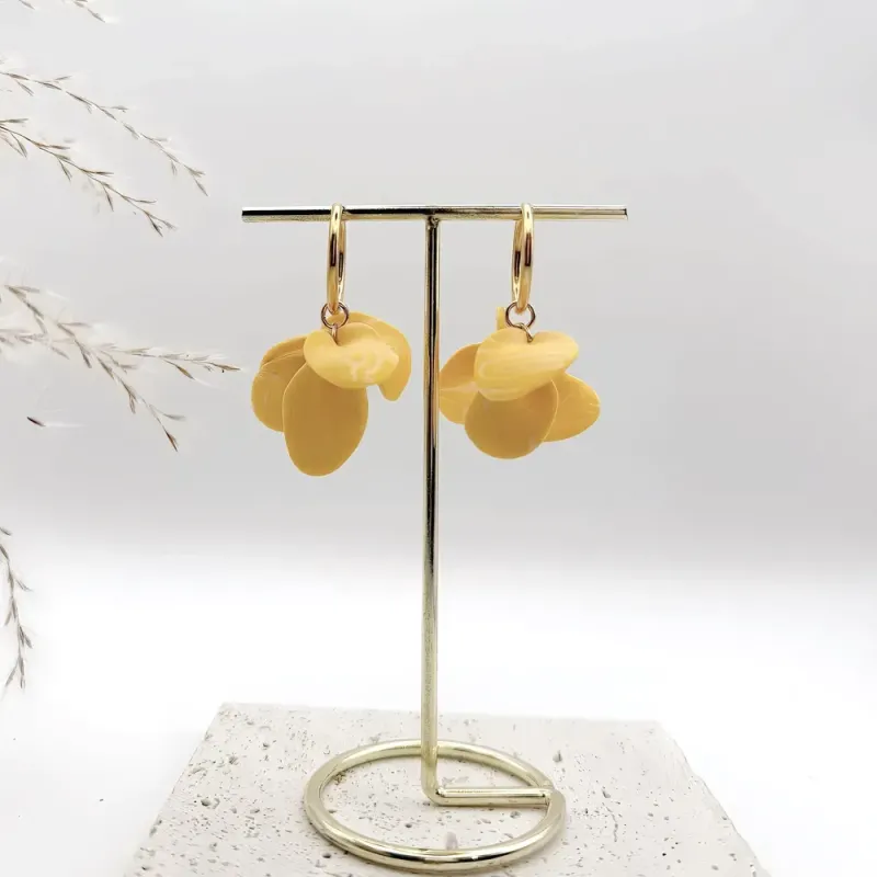 Boucles Azalée – Fleur sculptée légère faite à la main & anneau doré | Colibri & Papillon