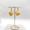 Boucles Azalée – Fleur sculptée légère faite à la main & anneau doré | Colibri & Papillon