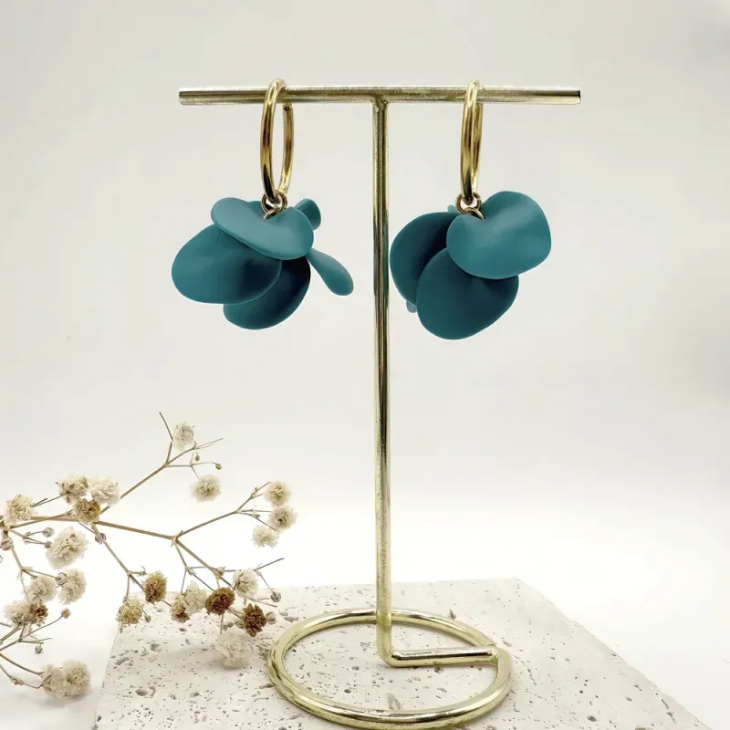Boucles Azalée – Fleur sculptée légère faite à la main & anneau doré | Colibri & Papillon