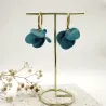 Boucles Azalée – Fleur sculptée légère faite à la main & anneau doré | Colibri & Papillon