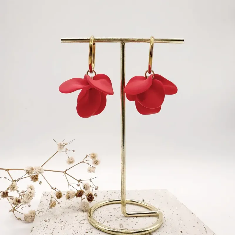 Boucles Azalée – Fleur sculptée légère faite à la main & anneau doré | Colibri & Papillon