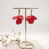Boucles Azalée – Fleur sculptée légère faite à la main & anneau doré | Colibri & Papillon