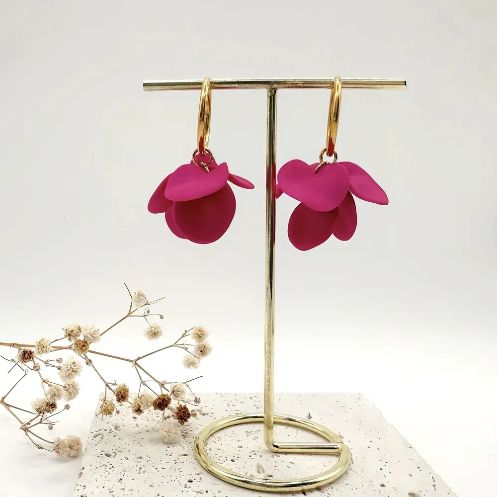 Boucles Azalée – Fleur sculptée légère faite à la main & anneau doré | Colibri & Papillon