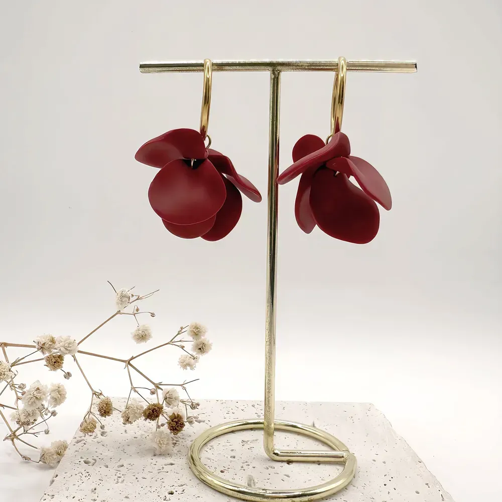 Boucles Azalée – Fleur sculptée légère faite à la main & anneau doré | Colibri & Papillon