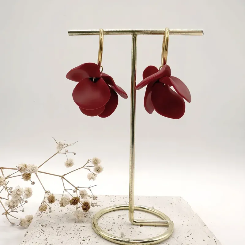 Boucles Azalée – Fleur sculptée légère faite à la main & anneau doré | Colibri & Papillon