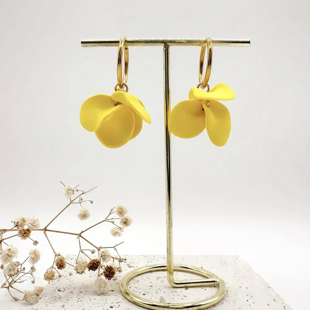 Boucles Azalée – Fleur sculptée légère faite à la main & anneau doré | Colibri & Papillon
