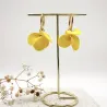 Boucles Azalée – Fleur sculptée légère faite à la main & anneau doré | Colibri & Papillon