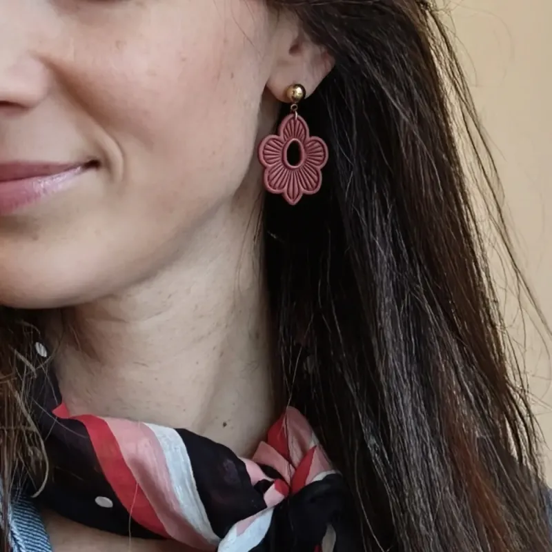 Boucles d’oreilles Alméra – Fleur graphique en argile polymère| Colibri & Papillon