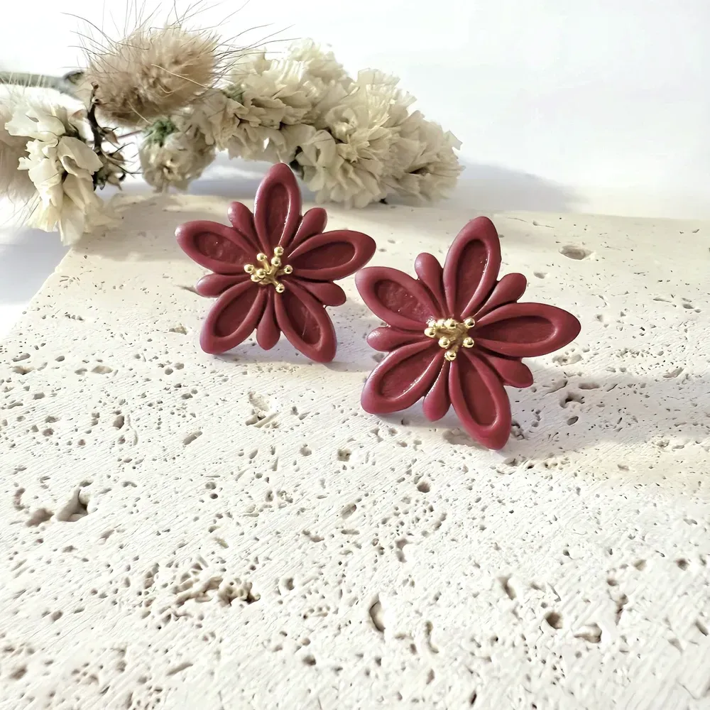 Boucles d’oreilles Lyséa – Fleur artisanale en argile polymère| Colibri & Papillon