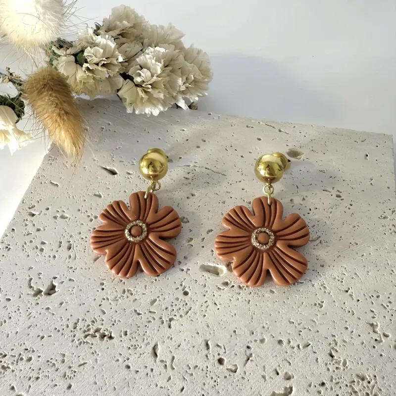 Boucles d’oreilles Flora – Bijou floral doré fait main | Colibri & Papillon