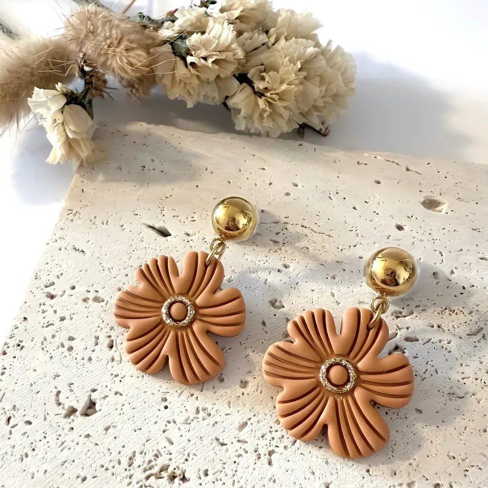 Boucles d’oreilles Flora – Bijou floral doré fait main | Colibri & Papillon