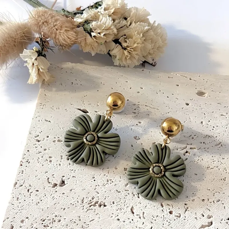 Boucles d’oreilles Flora – Bijou floral doré fait main | Colibri & Papillon