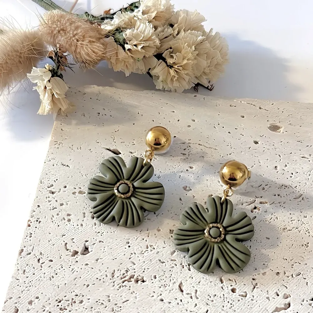Boucles d’oreilles Flora – Bijou floral doré fait main | Colibri & Papillon